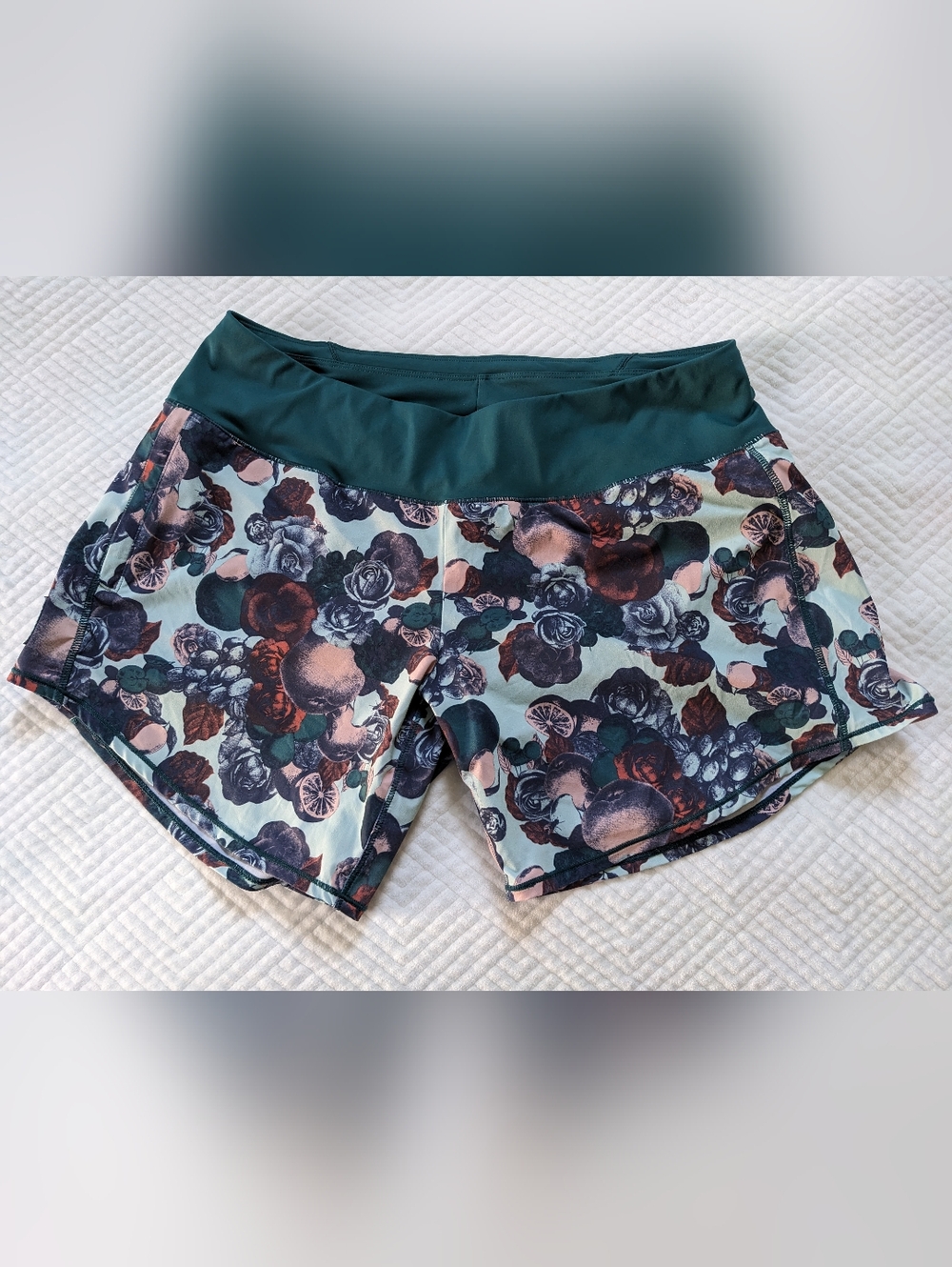 Oiselle Floral Fruit Roga Athletic Shorts Green 6 inch Inseam Size 8